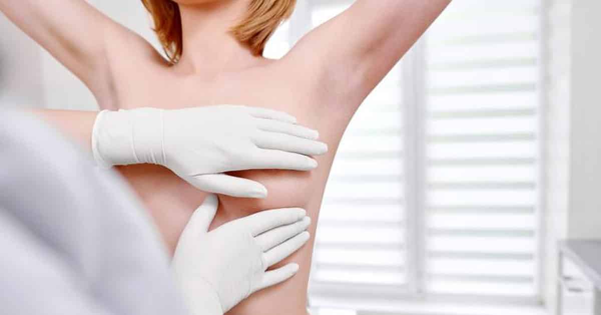 Când ar trebui să se prezinte pacienta pentru o evaluare senologică
